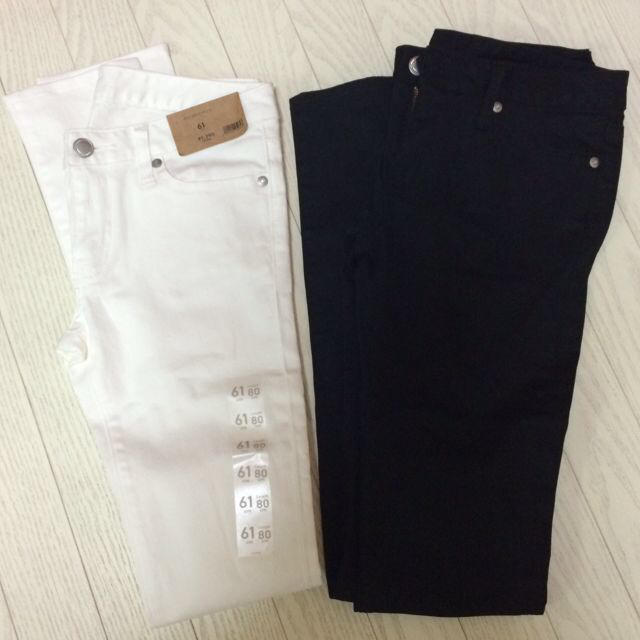GU(ジーユー)のGU カラースキニーパンツ 白と黒 レディースのパンツ(デニム/ジーンズ)の商品写真
