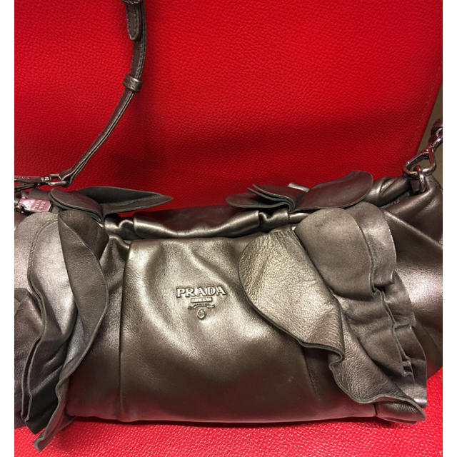 PRADA(プラダ)のPRADA フリルショルダーバック 訳あり美品 レディースのバッグ(ショルダーバッグ)の商品写真