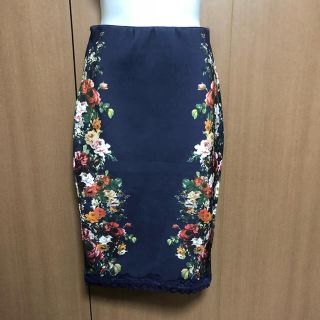 ザラ(ZARA)のZARA 美品 花柄 ネイビー ストレッチタイトスカート   ドルガバ風(ひざ丈スカート)