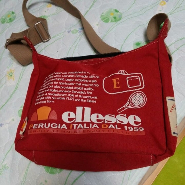 ellesse(エレッセ)のtakumi様専用　エレッセショルダーバッグ レディースのバッグ(ショルダーバッグ)の商品写真