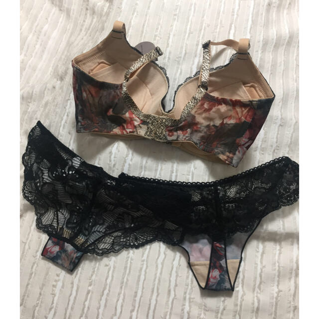 新品 半額 アンブラANNEBRA ブラジャー&Tバックショーツセット