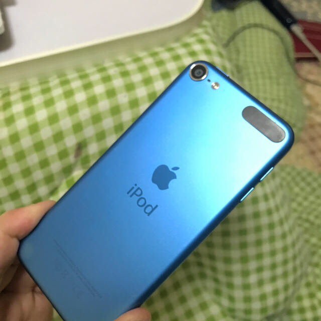 iPod touch(アイポッドタッチ)のiPod touch 6世代 32G(USBケーブル込み) スマホ/家電/カメラのオーディオ機器(ポータブルプレーヤー)の商品写真