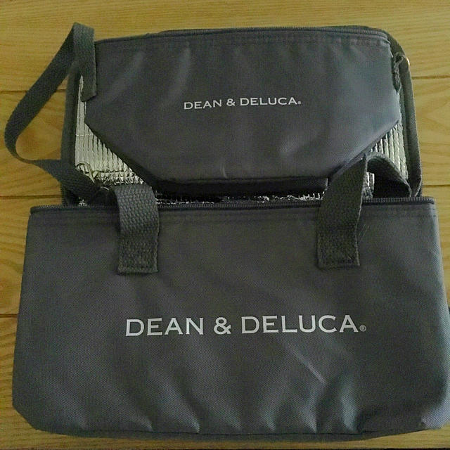 DEAN & DELUCA(ディーンアンドデルーカ)の新品未使用☆ディーン&デルーカ 保冷バッグ 大小 グレー GLOW 付録 インテリア/住まい/日用品のキッチン/食器(弁当用品)の商品写真