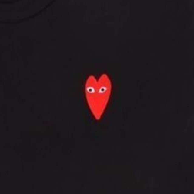 COMME des GARCONS(コムデギャルソン)の新品ＬサイズCOMMEdesGARCONS PLAY Tシャツ　黒/赤ロゴ メンズのトップス(Tシャツ/カットソー(半袖/袖なし))の商品写真