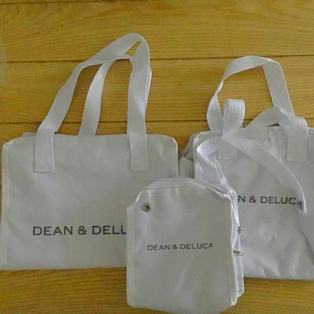 DEAN & DELUCA(ディーンアンドデルーカ)の新品未使用☆ディーン&デルーカ 保冷バッグ 3個セット ホワイト GLOW 付録 インテリア/住まい/日用品のキッチン/食器(弁当用品)の商品写真