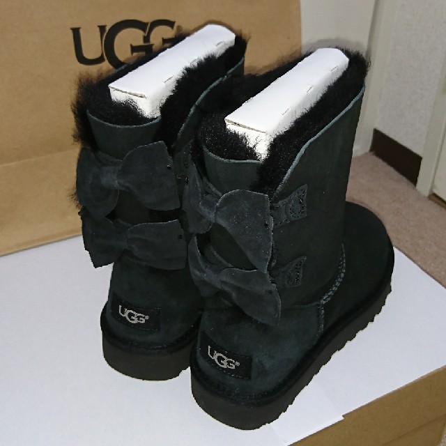 UGG(アグ)の【りい様専用】UGGアグ新品未使用 黒色 USA5 リボン レディースの靴/シューズ(ブーツ)の商品写真