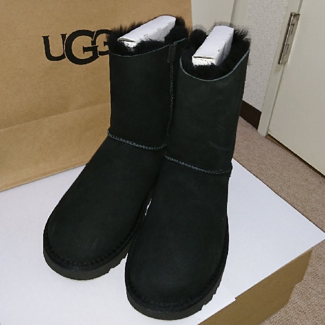 UGG(アグ)の【りい様専用】UGGアグ新品未使用 黒色 USA5 リボン レディースの靴/シューズ(ブーツ)の商品写真