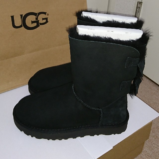 UGG(アグ)の【りい様専用】UGGアグ新品未使用 黒色 USA5 リボン レディースの靴/シューズ(ブーツ)の商品写真