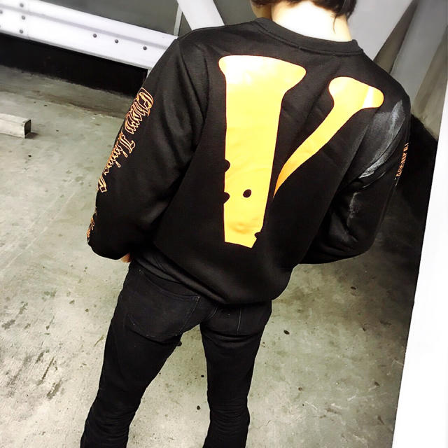 OFF-WHITE(オフホワイト)の送料込み3900円！！ Vlone×off white トレーナー スウェット  メンズのトップス(スウェット)の商品写真