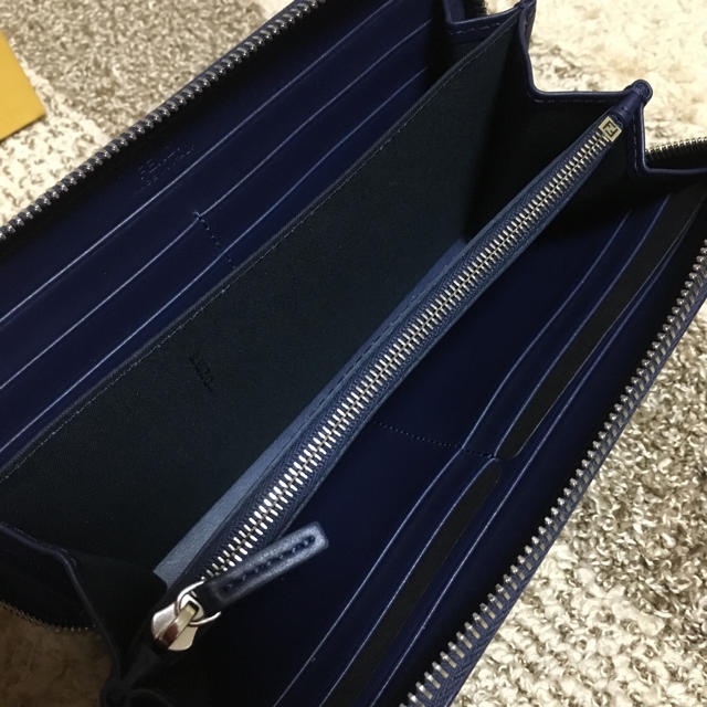 フェンディ レザースタッズ付き 長財布 新品