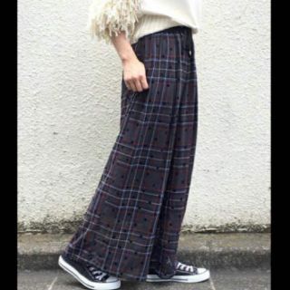 ページボーイ(PAGEBOY)のPAGEBOY ドットフレアパンツ  美品(カジュアルパンツ)