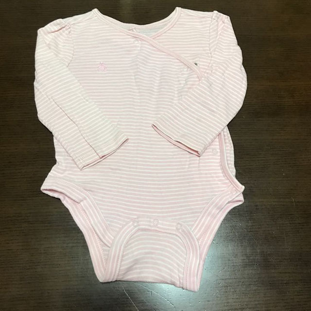 babyGAP(ベビーギャップ)の【中古】GAP 長袖ロンパース ボーダー ピンク キッズ/ベビー/マタニティのベビー服(~85cm)(パジャマ)の商品写真