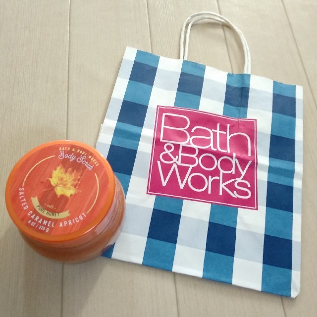 Bath & Body Works(バスアンドボディーワークス)の【新品】Bath & Body Works ボディスクラブ アプリコットハニー コスメ/美容のボディケア(ボディスクラブ)の商品写真