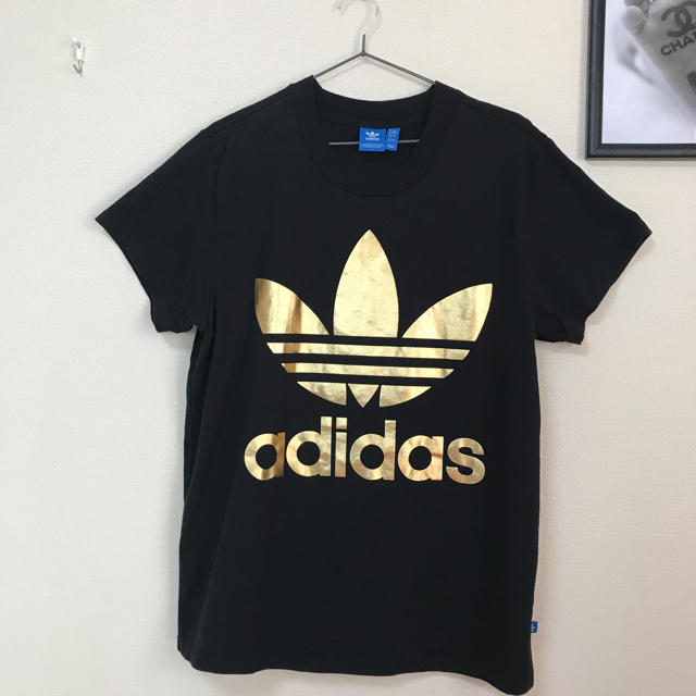 adidas(アディダス)のアディダス ビッグロゴTシャツ ブラック×ゴールド Lサイズ レディースのトップス(Tシャツ(半袖/袖なし))の商品写真