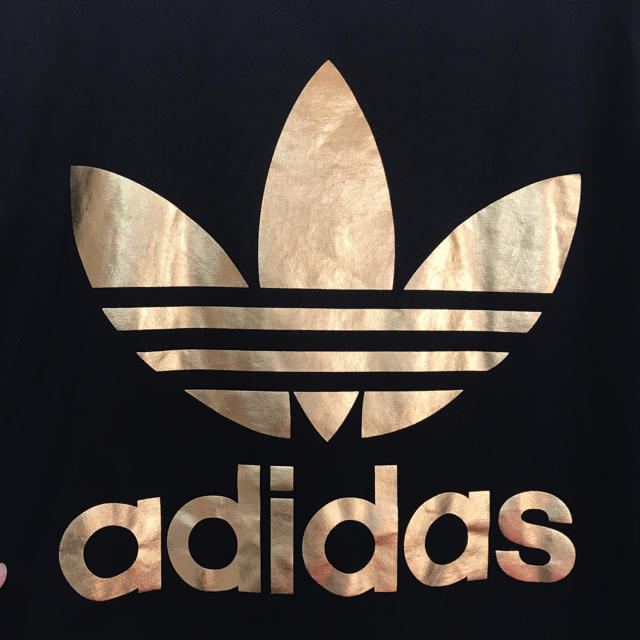 adidas(アディダス)のアディダス ビッグロゴTシャツ ブラック×ゴールド Lサイズ レディースのトップス(Tシャツ(半袖/袖なし))の商品写真