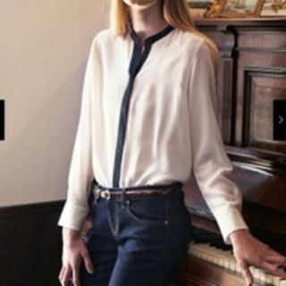 ユニクロ(UNIQLO)の美品！ユニクロ シルク100％ シャツ ブラウス S オフホワイト バイカラー(シャツ/ブラウス(長袖/七分))