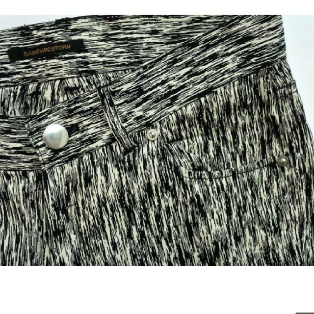 BARNYARDSTORM(バンヤードストーム)のバンヤードストーム 総柄 テーパード パンツ 黒ｘオフホワイト  レディースのパンツ(クロップドパンツ)の商品写真