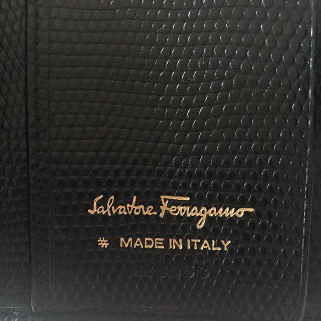 Salvatore Ferragamo(サルヴァトーレフェラガモ)のFerragamo★型押し二つ折財布 レディースのファッション小物(財布)の商品写真