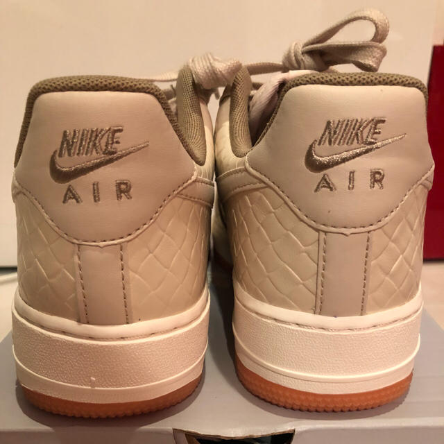 NIKE(ナイキ)のナイキ WMNS AIR FORCE 1 '07 PREMIUM ウイメンズ レディースの靴/シューズ(スニーカー)の商品写真