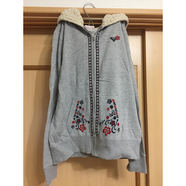 Roxy(ロキシー)の【1週間限定(〜1/17)】roxy グレーパーカー ボアフード 刺繍柄 レディースのトップス(パーカー)の商品写真