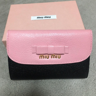 ミュウミュウ(miumiu)のmiumiu バイカラー 財布 黒 ピンク(財布)