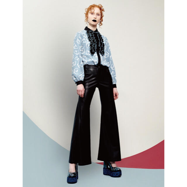 PAMEO POSE(パメオポーズ)のPAMEO POSE FAKE LEATHER BELL BOTTOMS レディースのパンツ(その他)の商品写真