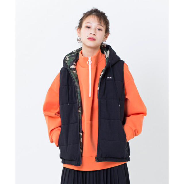 X-girl(エックスガール)のHOODED PUFF VEST、スリットスカート ブルー レディースのトップス(ベスト/ジレ)の商品写真