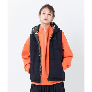 エックスガール(X-girl)のHOODED PUFF VEST、スリットスカート ブルー(ベスト/ジレ)