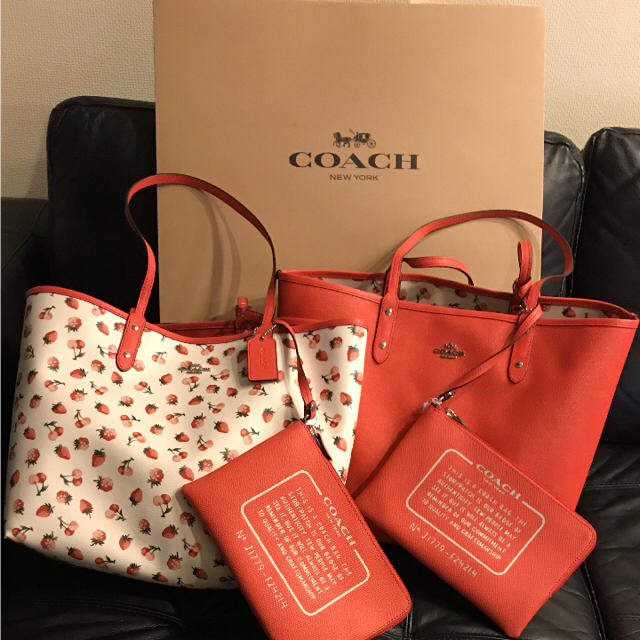 COACH(コーチ)のCOACH 新柄 A4OK フルーツ柄 リバーシブルトートバック F24214 レディースのバッグ(トートバッグ)の商品写真