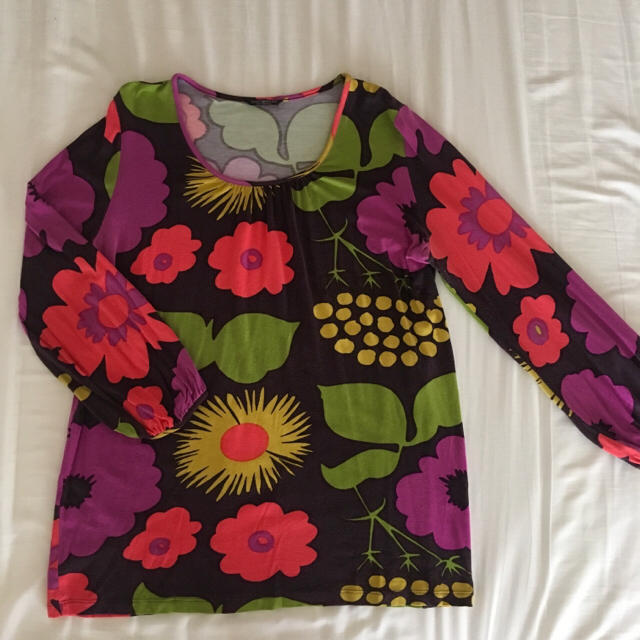 marimekko(マリメッコ)のなっち18様専用【値下‼︎】マリメッコ 花柄 カットソー レディースのトップス(カットソー(長袖/七分))の商品写真