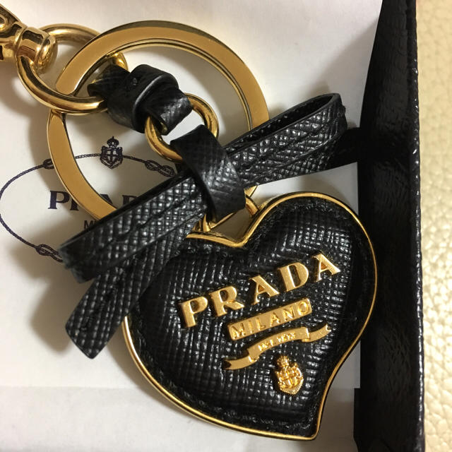 PRADA(プラダ)のめんたいこ様専用☆週末限定お値下げ☆美品☆PRADA ハート キーリング☆ レディースのファッション小物(キーホルダー)の商品写真