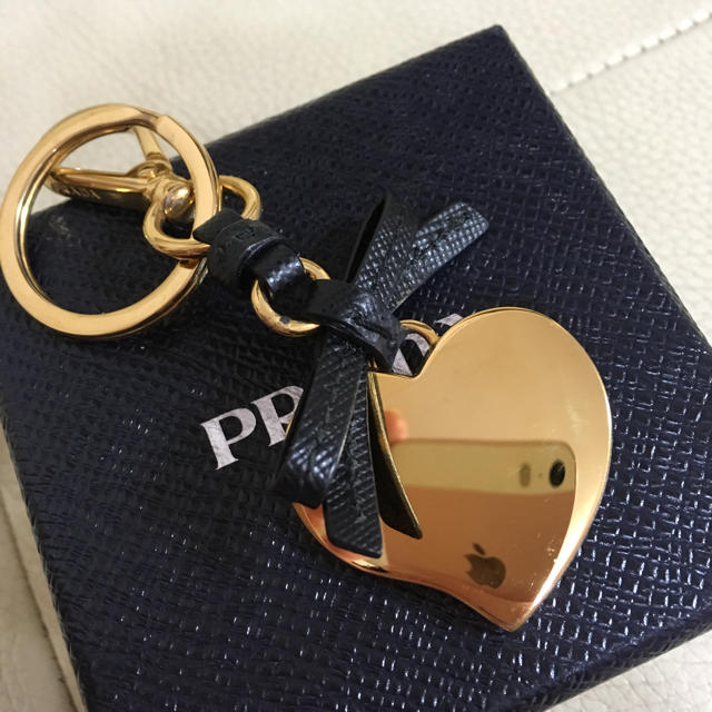 PRADA(プラダ)のめんたいこ様専用☆週末限定お値下げ☆美品☆PRADA ハート キーリング☆ レディースのファッション小物(キーホルダー)の商品写真