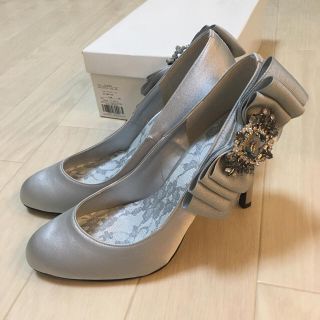 ジャスグリッティー(JUSGLITTY)のJUSGLITTY Luxe ビジュー付リボンパンプス ライトグレー(ハイヒール/パンプス)