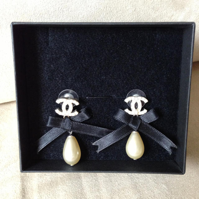 CHANELパールリボンピアス
