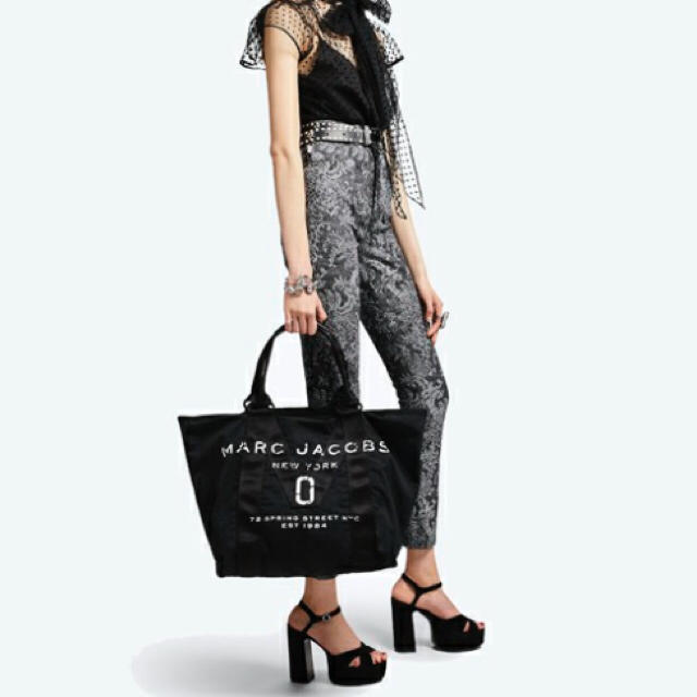 MARC JACOBS(マークジェイコブス)の【MARC JACOBS】NEW LOGO TOTE レディースのバッグ(トートバッグ)の商品写真