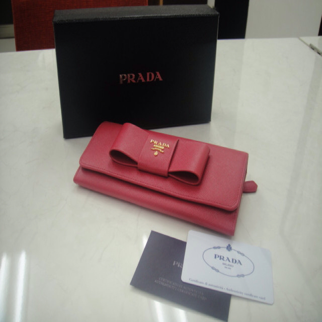 PRADA(プラダ)のプラダ★リボン財布★本物．新品未使用‼ レディースのファッション小物(財布)の商品写真