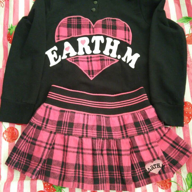 EARTHMAGIC(アースマジック)のEARTHMAGIC フード付きトレーナー&スカート 120 キッズ/ベビー/マタニティのキッズ服女の子用(90cm~)(Tシャツ/カットソー)の商品写真