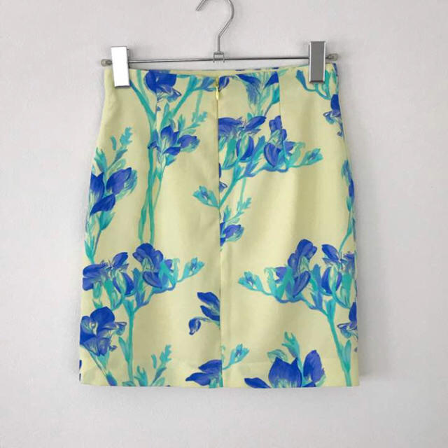 MERCURYDUO(マーキュリーデュオ)の美品♦︎MERCURYDUO 花柄 タイトスカート イエロー  ブルー S レディースのスカート(ミニスカート)の商品写真