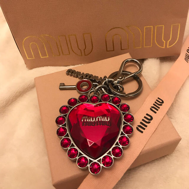 miumiu ハート チャーム キーホルダー 赤