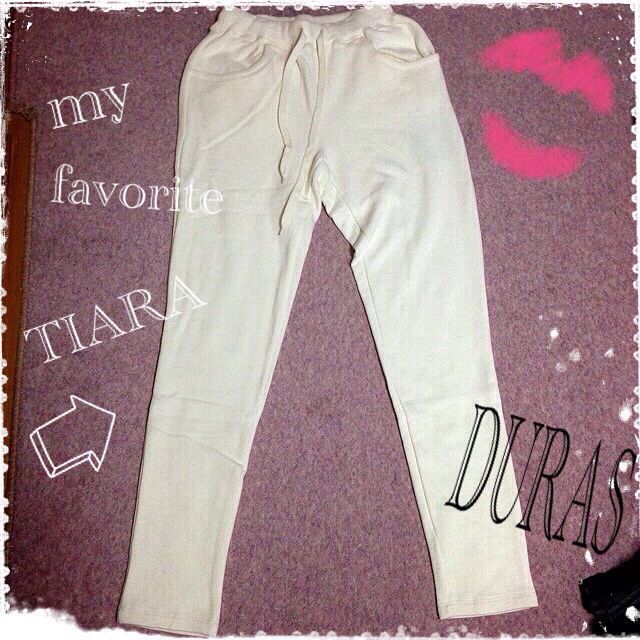 DURAS(デュラス)のmy favoriteTIARA白パンツ レディースのパンツ(カジュアルパンツ)の商品写真