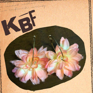 ケービーエフ(KBF)のお花ピアス(ピアス)