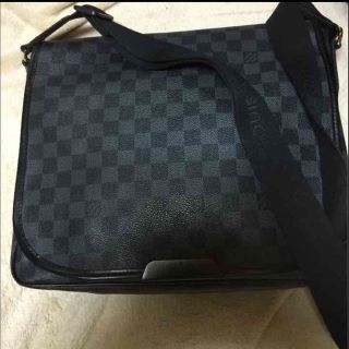 ルイヴィトン(LOUIS VUITTON)のダミエグラフィット  MM(ショルダーバッグ)