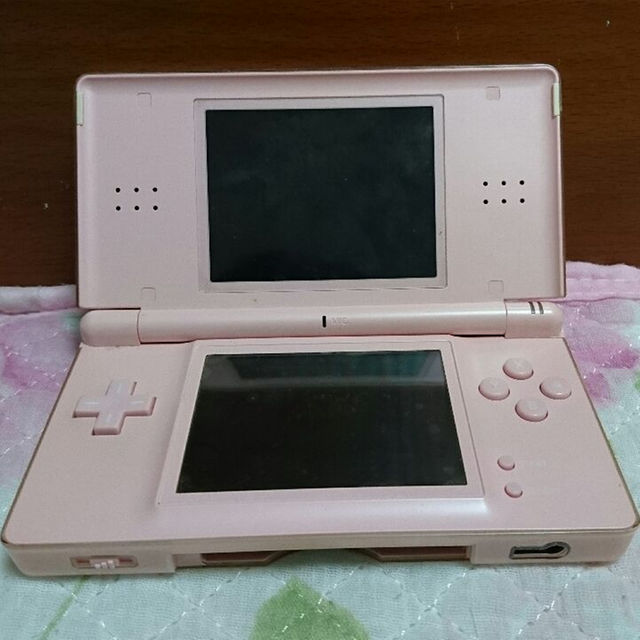 ニンテンドーDS(ニンテンドーDS)のニンテンドーDS Lite メタリック ロゼ エンタメ/ホビーのゲームソフト/ゲーム機本体(携帯用ゲーム機本体)の商品写真