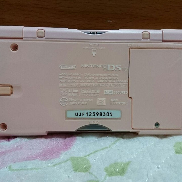 ニンテンドーDS(ニンテンドーDS)のニンテンドーDS Lite メタリック ロゼ エンタメ/ホビーのゲームソフト/ゲーム機本体(携帯用ゲーム機本体)の商品写真