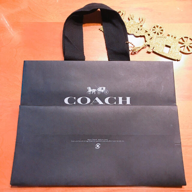 COACH(コーチ)の美品クリスマス限定品🌟COACHショップバッグ ゴールドチャーム付き レディースのバッグ(ショップ袋)の商品写真