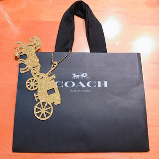 コーチ(COACH)の美品クリスマス限定品🌟COACHショップバッグ ゴールドチャーム付き(ショップ袋)