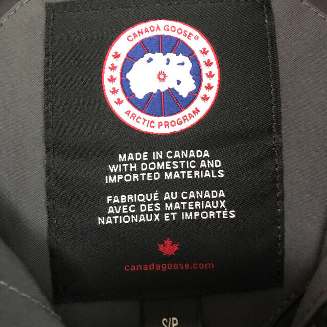 CANADA GOOSE(カナダグース)のカナダグース ダウンベストグレー S メンズのジャケット/アウター(ダウンベスト)の商品写真