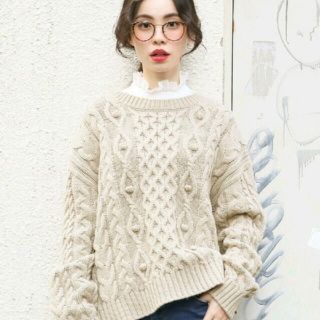 ローリーズファーム(LOWRYS FARM)のローリーズファーム ケーブルポンポンニット ベージュ Mサイズ 新品タグつき(ニット/セーター)