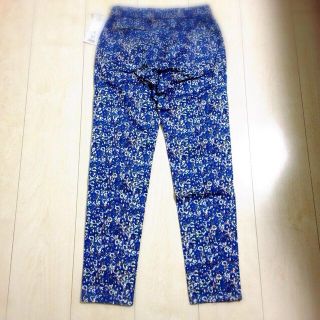 ジーユー(GU)の新品☆ブルーの爽やか花柄レギンスパンツ♥(レギンス/スパッツ)