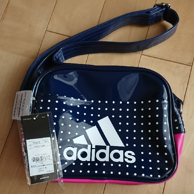 adidas(アディダス)のアディダス エナメルバック レディースのバッグ(ショルダーバッグ)の商品写真